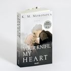 "YOUR KNIFE, MY HEART" von K. M. Moronova; Illustration eines sich küssenden Paares, Dark Romance ab 18 Jahren.