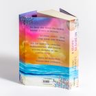Ein Buchcover mit farbenfrohem Meereshintergrund. Kurze Texte beschreiben eine Flucht ans Meer und ein Geheimnis.