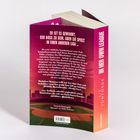 Textausschnitt: "ER IST ES GEWOHNT, DER BOSS ZU SEIN. ABER SIE SPIELT IN EINER ANDEREN LIGA ... Liz Tomforde." Baseballfeld im Hintergrund.