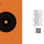 Links oben "Playlist." Rechts Track-Titel untereinander, unten QR-Code. Links orange mit schwarzem Plattenmotiv.