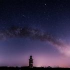 Text ist nicht vorhanden. Nachtlandschaft mit Turm und Bäumen, beleuchtet von Sternenhimmel und Milchstraße darüber.
