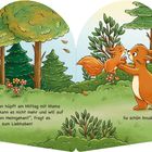 Text: "Das kleine Eichhörnchen hüpft am Mittag mit Mama durch den Wald. Jetzt kann es nicht mehr... So schön knuddelig!" 

Ein Eichhörnchen wird von seiner Mama umarmt, umgeben von Bäumen und Blumen.