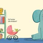 Text: „Gut gemacht. Ob Faultier alle entdeckt? Nur Elefant hat noch kein Versteck gefunden.“ Illustration mit Elefant und Regal voller Tiere und Spielsachen.