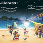 Text: "... auf der PIRATENFEIER? Wer hat hier großen Spaß im Dunkeln am Singen, Tanzen und am Schunkeln? In Partystimmung, quietschgesund, sind zehn Piraten und mein Hund!" 

Illustration: Ein Strand mit tanzenden Piraten, einem Hund und einem Piratenschiff. Ein klarer Nachthimmel und Palmen im Hintergrund.