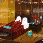 Gemütliches Zimmer mit tanzenden Geistern im Bett, Mond am Fenster, Tiere am Boden und bunte Girlanden.