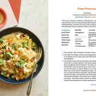 "Pasta Primavera" Rezept für 2 Personen. Enthält Zutatenliste und Zubereitungsschritte. Links ein Teller mit bunter Pasta.