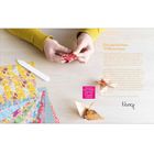 Texte: Ein herzliches Willkommen, KRANICH MUSS WEGGETUSCHIERT BZW. VERSCHOBEN WERDEN. 
Zwei Hände falten Origami, buntes Papier.