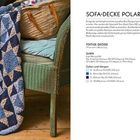 "SOFA-DECKE POLARIS", fertige Größe: 177 cm x 140 cm, Garn und Häkelnadel Infos. Links ein Sessel mit einer Decke.
