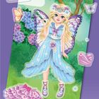 Ein Märchenillustration: Eine blonde Fee mit lila Flügeln in blauem Kleid steht vor einem Baum mit Blumen.