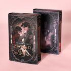 Das Cover zeigt "Kim Nina Ocker - Masked by Nightfall". Illustration eines Paares in historischer Kleidung.