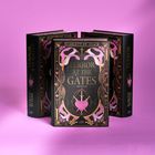"Terror at the Gates. Scarlett St. Clair, Roman." Schwarze Bücher mit pink-goldenen Mustern auf violettem Hintergrund.