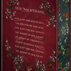 Buch mit dunkelrotem Cover, Titel "Der Nachtmahr". Zierlicher Blumenschmuck umrahmt den Text.