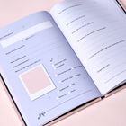 Ein aufgeschlagenes Buch mit Fragen zu Vorlieben und einer leeren Stelle für ein Foto. Farben sind sanft und dekorativ.