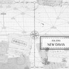 "Teil Eins New Davia." "WORLDS MAP." Linien verbinden Städte auf einer Karte. Stempel mit "DENIED." Kompassrose unten rechts.