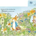 Texte: "Könnten da Eier zwischen den Blumen versteckt sein?" "Super, Mopsi und Wuschelpuschel!" "Hurra, Flopsi!" Illustration: Hasen im Blumengarten.