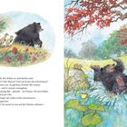 Textausschnitt: Bär hilft Küken schwimmen lernen. links: Bär mit Küken, rechts: Bär planscht im Wasser unter Baum.