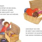 Links: Text über Leons Entdeckung alter Bücher in einer Truhe. Rechts: Leon findet eine Papierrolle darin. Illustration.