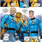 Logos der "Fantastischen Vier". Figuren in blauen Anzügen mit humorvollem Dialog. Orange Kreaturen interagieren. Comic-Stil.