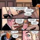 Ein Richter verkündet das Urteil eines Falles. Ein großer, steinhäutiger Mann in Anzug wirkt besorgt im Gerichtssaal.