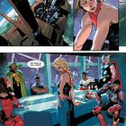 In einer Weltraumszene unterhalten sich Superhelden in einem futuristischen Raum, einige stehen, einige sitzen.