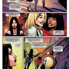 New York, drei Tage zuvor. Frauen gehen eine Straße entlang, tauschen sich lächelnd aus. Sie nähern sich einem großen, beleuchteten Baumhaus.