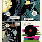 Comic mit vier Panels. Texte: "Sir? Können Sie mich hören?", "Agent Jones? Können Sie mich hören?", "John? Kannst du mich hören?", "Warum werden manche Leute Ärzte und andere Mörder?", "Warum verlieben sich zwei bestimmte Menschen?", "Hören", "Zuhören", "Mich verstehen". Düstere Illustrationen von Personen.