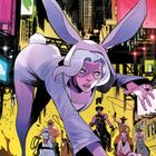 Eine Frau in Hasenkostüm kriecht nach vorn, wilde Cowboys auf Pferden in Aktion. Leuchtende Stadt im Hintergrund.