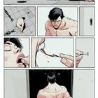 Illustration: Ein Mann kriecht auf dem Boden, beißt in eine Kapsel, holt eine Nadel hervor und öffnet eine Tür.