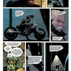 Collage von Szenen in einem Comic: Mann auf Motorrad, Straßenansicht, Teeladen in Gotham, Gespräch mit Alfred Pennyworth.