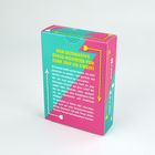 "DER ULTIMATIVE SPASS-BOOSTER FÜR EURE ZEIT ZU ZWEIT!" steht auf einer bunten Schachtel mit Pfeilen und Herzsymbolen.