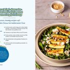 Zucchini-Rucola-Salat mit Feta. Links Rezepttext, Zeitbedarf, Zutaten, Anleitung. Rechts Salat mit Zucchini, Feta und Pinienkernen.