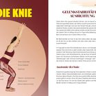 Titel: "DIE KNIE". Rechts: "GELENKSTABILITÄT UND AUSRICHTUNG". Links: Frau in Yoga-Pose, Muskeln und Beinbeschriftungen.