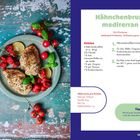 **Hähnchenbrust mediterran**  
Zutatenliste, Zubereitungsschritte, Nährwerte pro Portion.  
Rechts Text, links Teller mit Hähnchen und Tomaten.