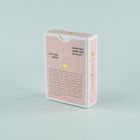 Text "Wer ist dein Vorbild?" und "Welche Eigenschaften habe ich von dir?" in Sprechblasen auf rosa Karton, Illustration einer Umarmung.