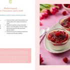 "Himbeerquark mit Chiasamen und Leinöl. Rezept für 2 Portionen. Bild von zwei Gläsern mit Himbeerquark auf rosa Hintergrund."