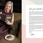 "Ein paar Worte vorab" steht auf der rechten Seite. Links sitzt eine Frau auf einem Sofa, liest und hat einen Kuchenteller.