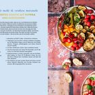 Antipasto aus mariniertem Gemüse, Rezept für 4-6 Personen. Teller mit buntem Gemüse, Brot, rustikaler Untergrund.
