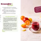 "Granatglut" Rezept aus Roter Bete, Granatapfel, Orange. Gesund, antioxidativ, Herzstärkung. Glas mit rotem Saft, Obst daneben.