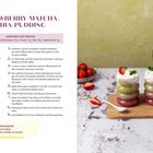 Rezept für Strawberry-Matcha-Chia-Pudding. Zutaten: Erdbeeren, Pflanzendrink, Ahornsirup, Chiasamen, Matcha, Kokosjoghurt.