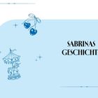 "SABRINAS GESCHICHTE" in schwarzer Schrift. Links ein Karussellpferd und zwei Kirschen, blauer Hintergrund.