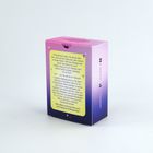 Auf der Verpackung steht: „K-Pop-Bands erobern die Herzen aller Fans, doch auf dem Weg nach oben warten so einige Hürden.“ Die Box hat ein pink-lila Farbschema mit Sternen und anderen Verzierungen.