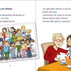 „Der Weg zur Schule“: Ein Klassenfoto der Klasse 1a links; rechts ein Mädchen mit einer älteren Frau am Tisch.