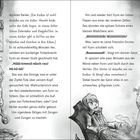 Ein buckliger Folterknecht mit Zipfel-Tüte steht neben einem Stuhl. Ein dünner Geist schwebt in einem düsteren Verlies.