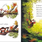 Links ist ein Affe, der eine Banane fallen lässt, rechts streitet er mit einem Warzenschwein um die Banane.