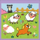 Drei Schafe, ein braunes Pferd, bunter Schmetterling, Marienkäfer und ein Hund auf einer grünen Wiese mit Blumen.