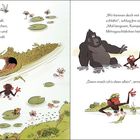 Ein Gorilla und ein Krokodil sprechen am Teichrand über Müdigkeit und Spielen. Kleine Tiere plantschen im Wasser.