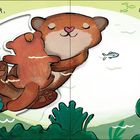 Text: „Ich nehm dich in den Arm ganz sacht, ein Küsschen noch und gute Nacht.“ Illustration: Zwei sich umarmende Otter im Wasser, Fische und ein Frosch.