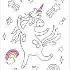 Illustration eines tanzenden Einhorns mit Regenbogenmähne, umgeben von Noten, Sternschnuppen und Regenbögen.