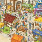 Text rechts: "Der Burghof," Händler, Feuerspucker, Holzschwerter. Liste: Laterne, Holzscheite, Blumen, Mönch, Feuerspucker, Äpfel. 

Illustration eines mittelalterlichen Marktplatzes mit vielen Menschen, Ständen und Aktionen.