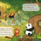 „Ich habe Bambus-Chips dabei“, sagt das Affenmädchen. Panda klettert Baumstamm hoch, hört Fauchen. Waldszene mit Tieren.